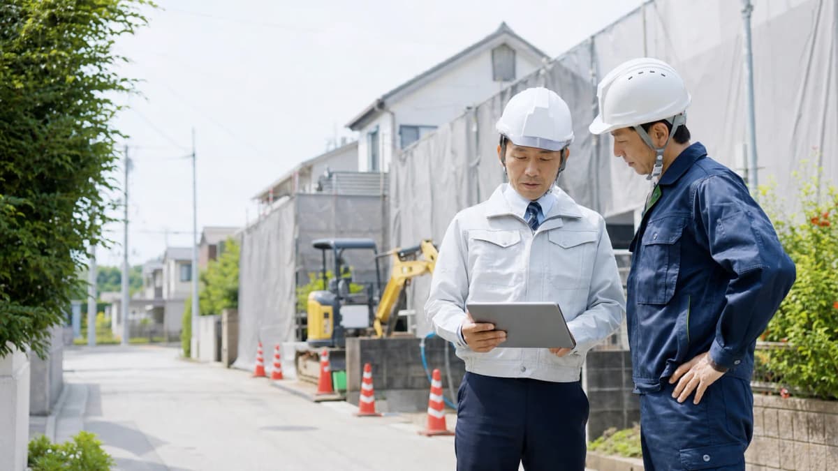 解体工事会社の担当者が現場で相談内容を確認している様子 解体工事会社の担当者が現場で相談内容を確認している様子